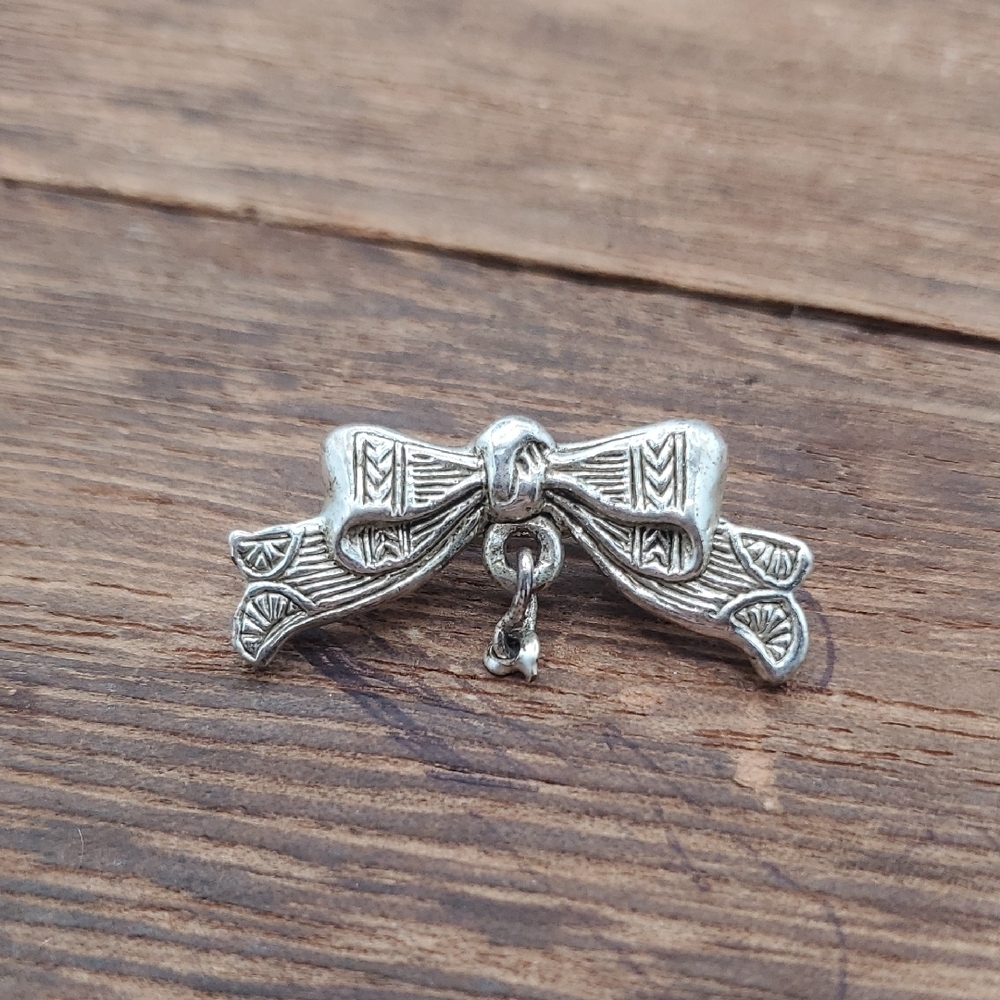Silver Bow Brooch B442